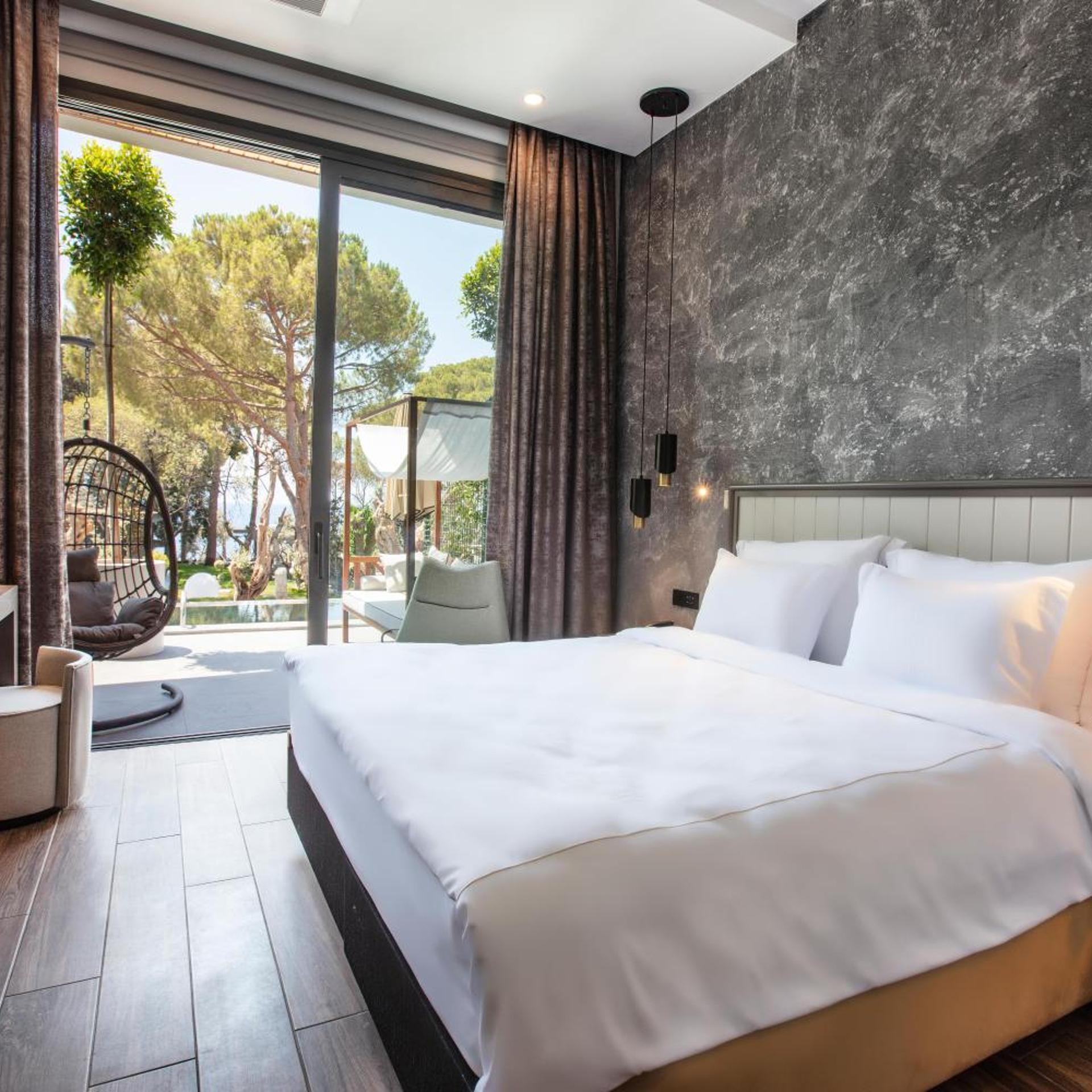 Room, Double or Twin Bed, Pool Access