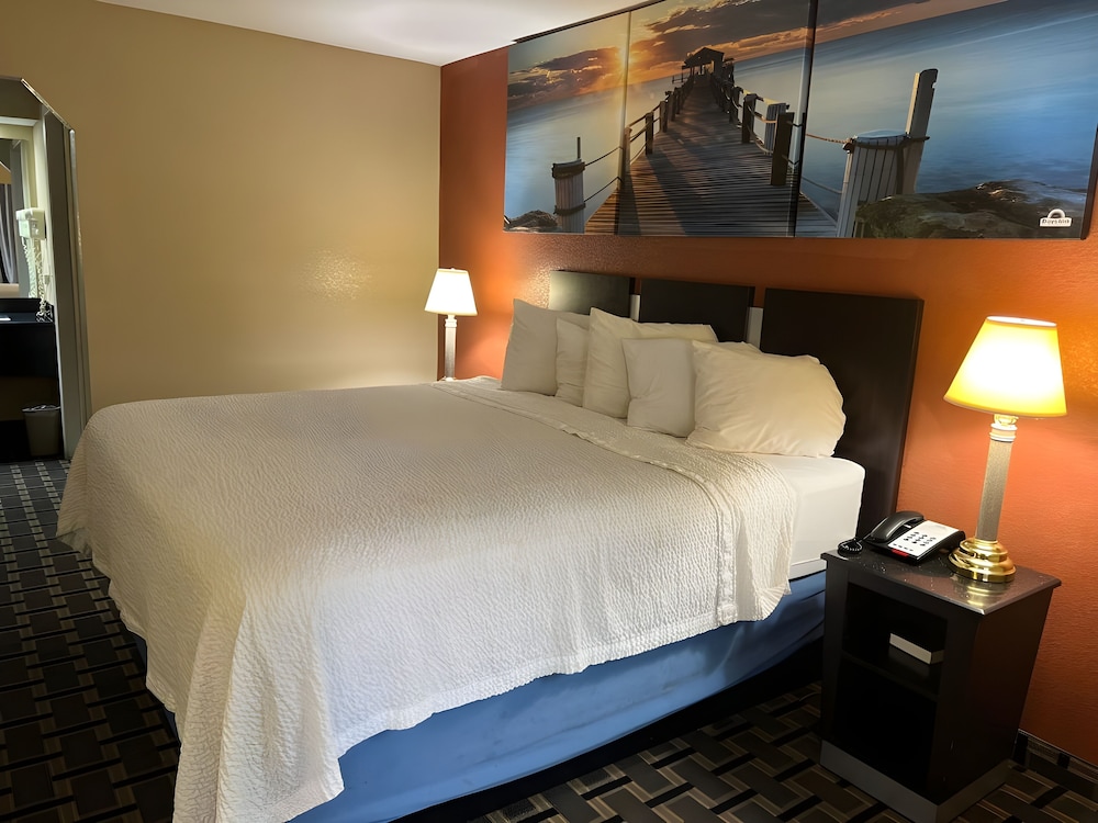 Days Inn and Suites By Wyndham Pine Bluff 14/27