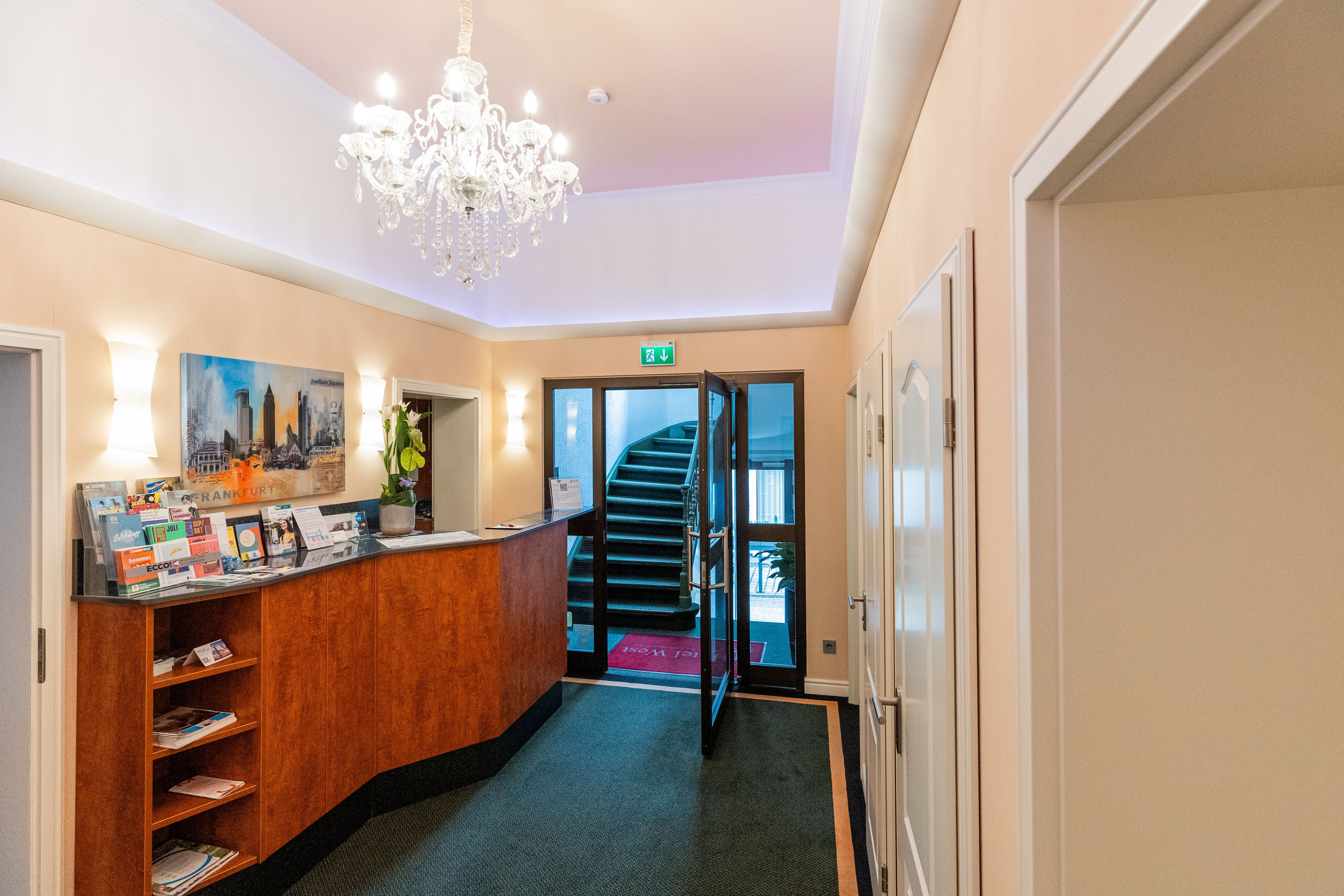 Hotel West 4/7