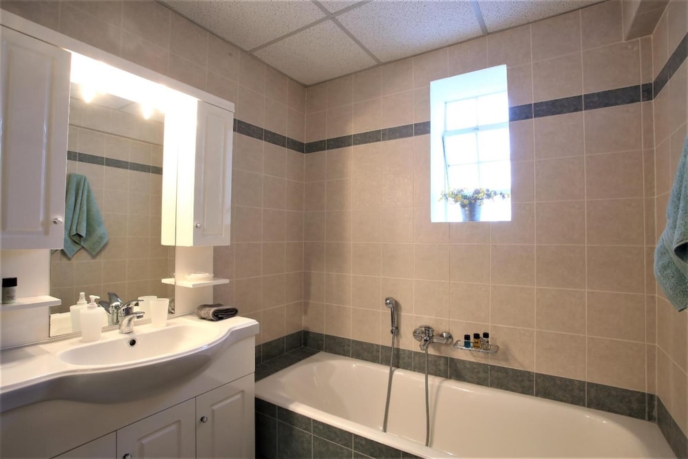 GK Airport Suites 43/49