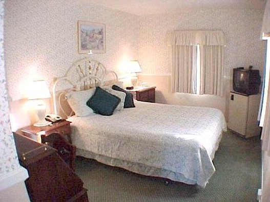 Carmel Green Lantern Inn 2/8