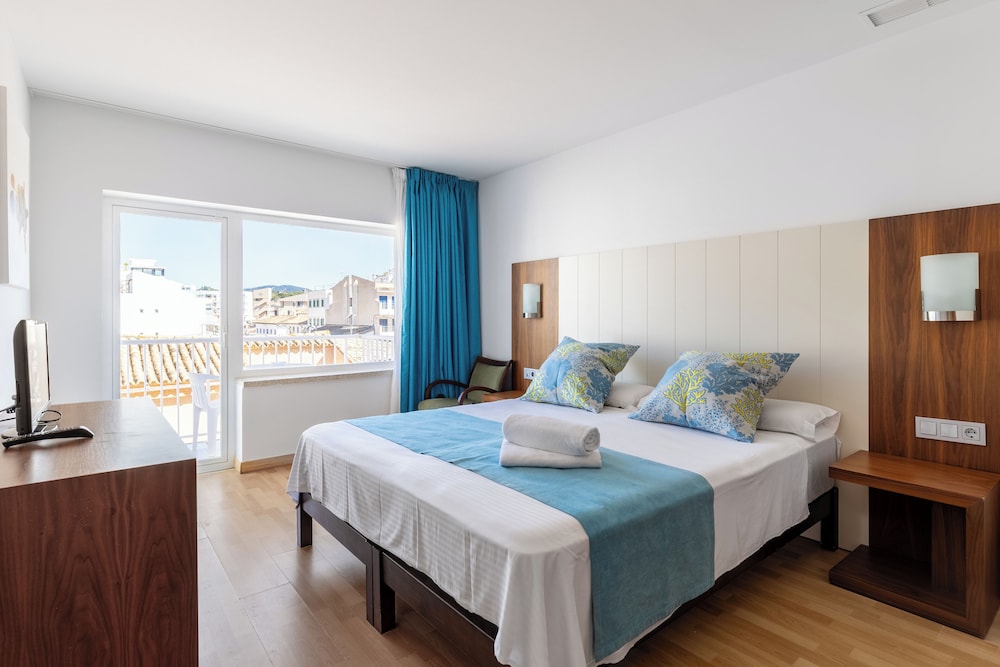 غرفة سوبيريور بسرير مزدوج بشرفة، Neptuno Paguera Hostal 2/8