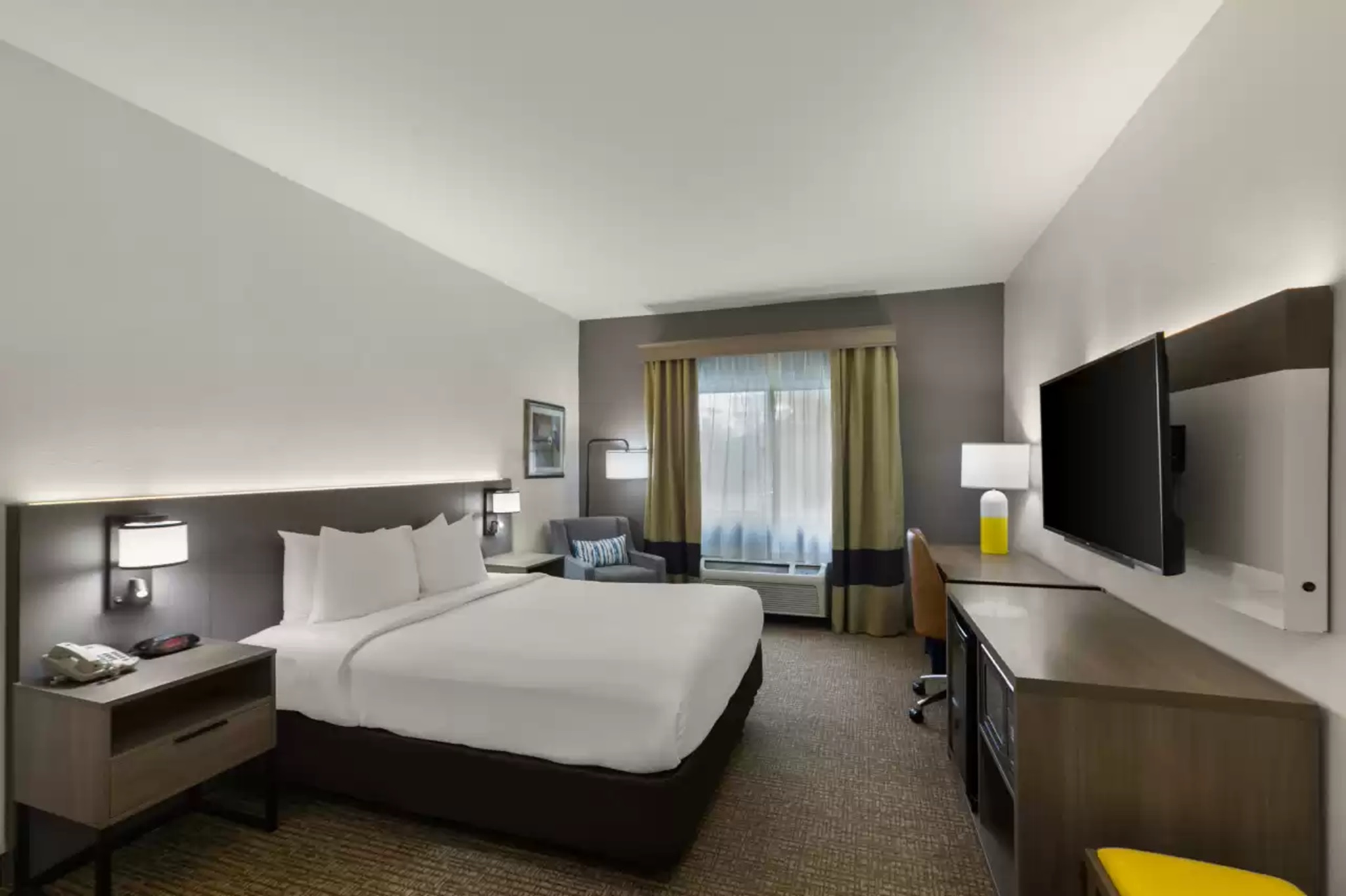 غرفة بسرير كوين، Comfort Inn & Suites Austin North Loop 2/3
