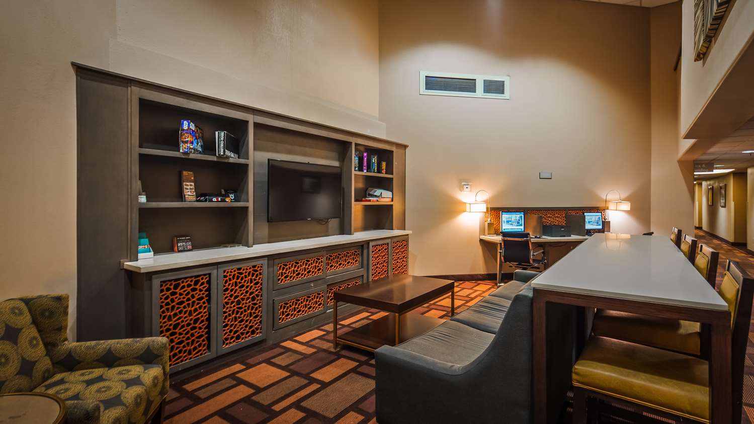 Holiday Inn Express & Suites Phoenix-Tempe 10/22