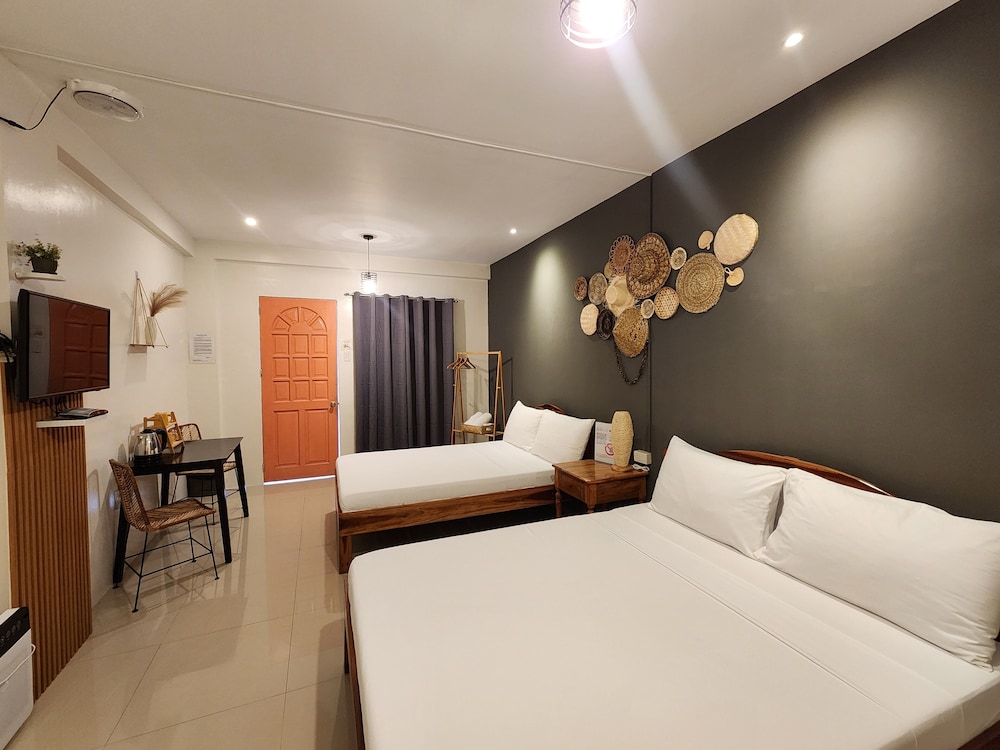 STANDARD, QUADRUPLE, 2 DOUBLE BEDS