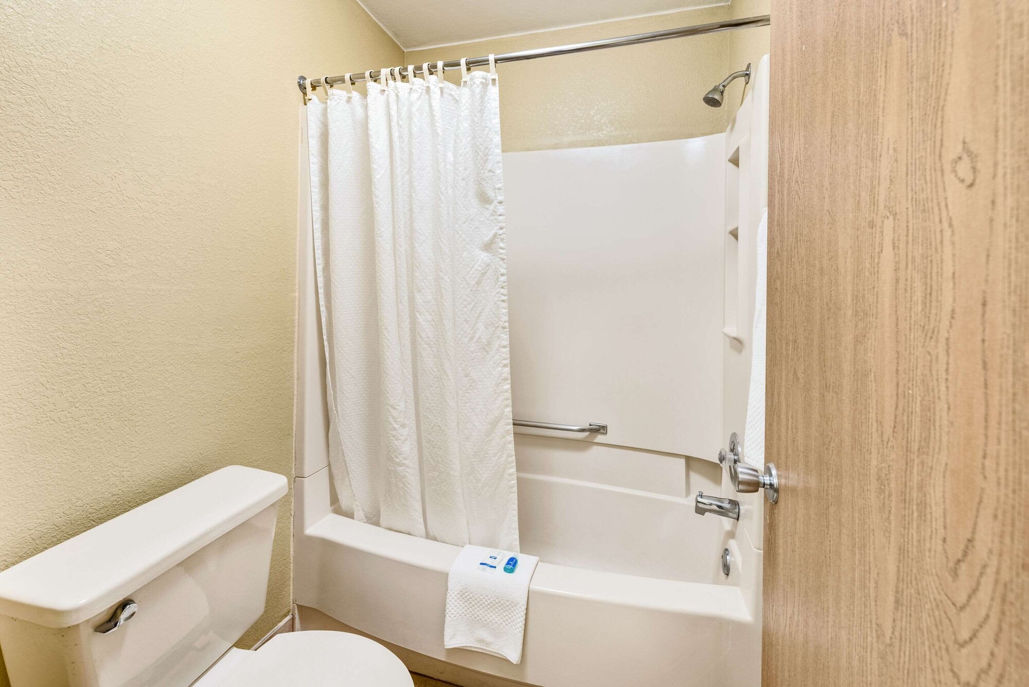 غرفة قياسية بسريرين مزدوجين للمدخنين، Rodeway Inn Columbus West 6/6