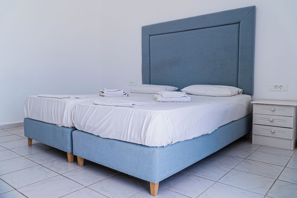 Ikaros Hotel 35/70