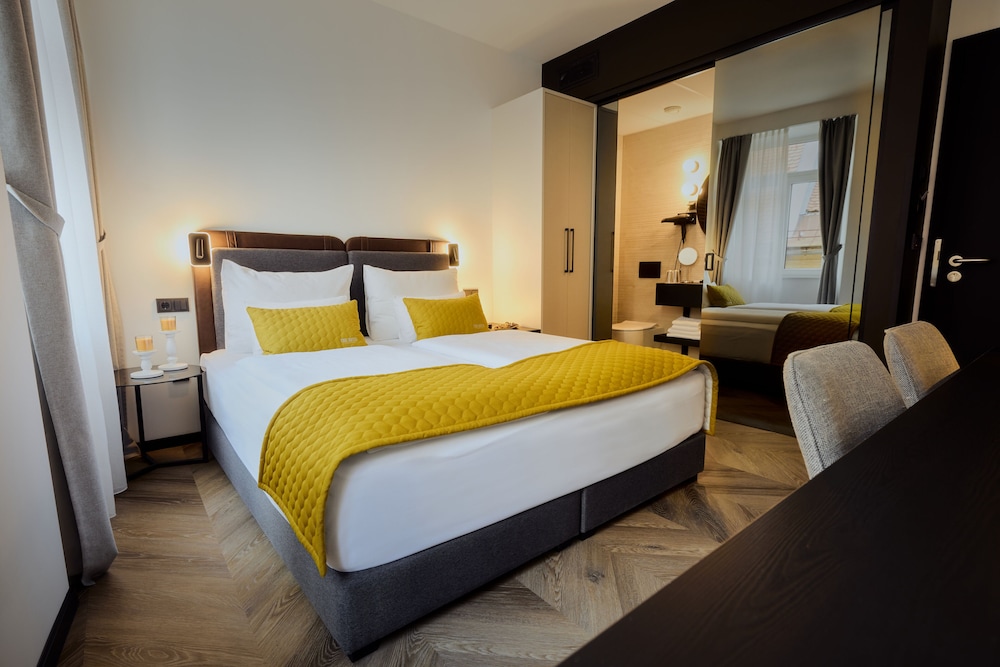 DELUXE, DOUBLE OR TWIN BED