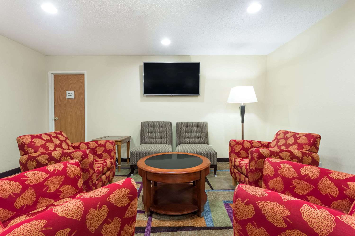 Days Inn Suites By Wyndham Bloomington Normal Il 28/45