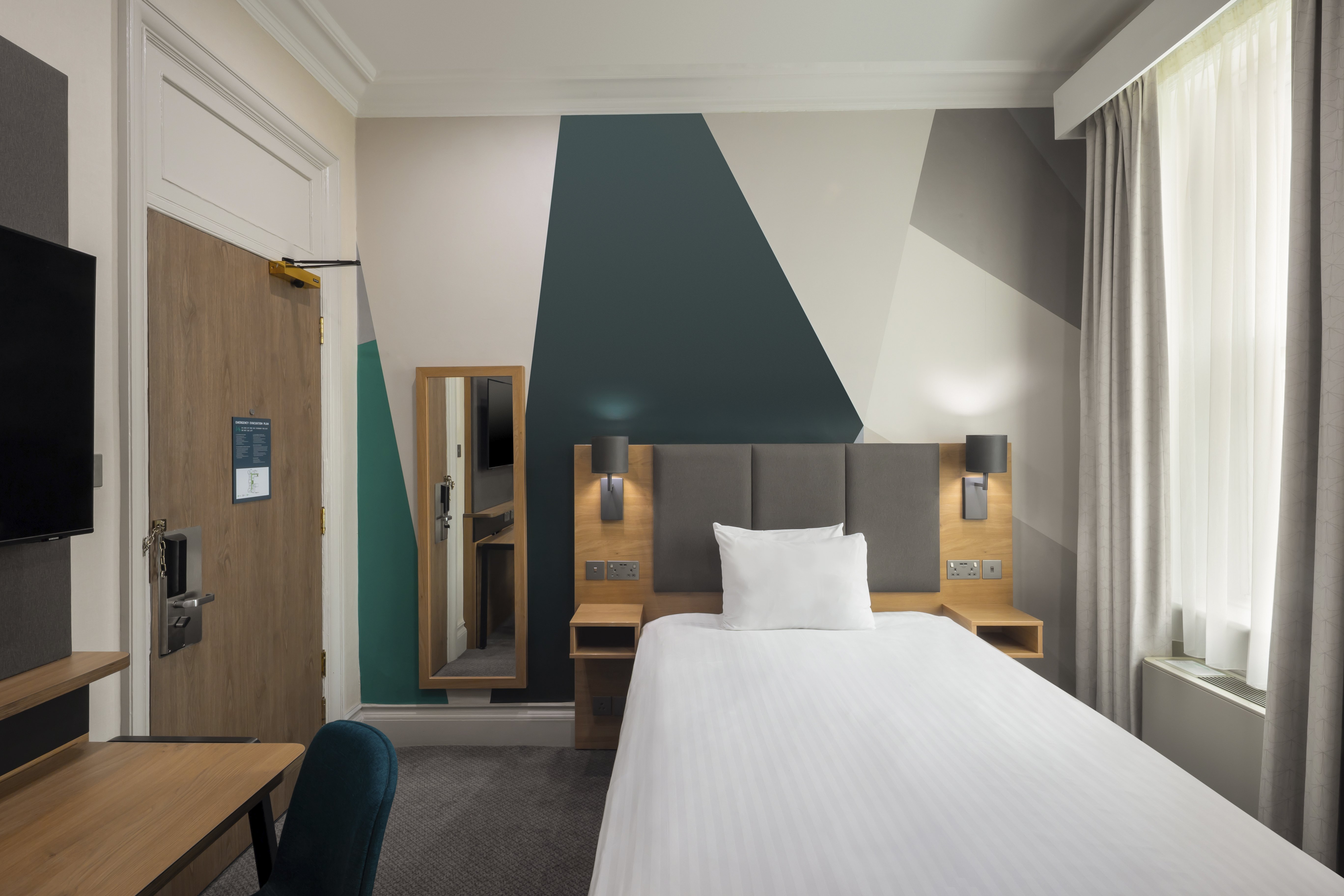 Holiday Inn Farnborough by IHG 16/74