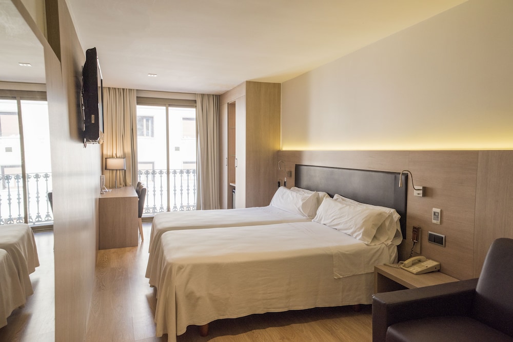 Lleo Hotel 8/40