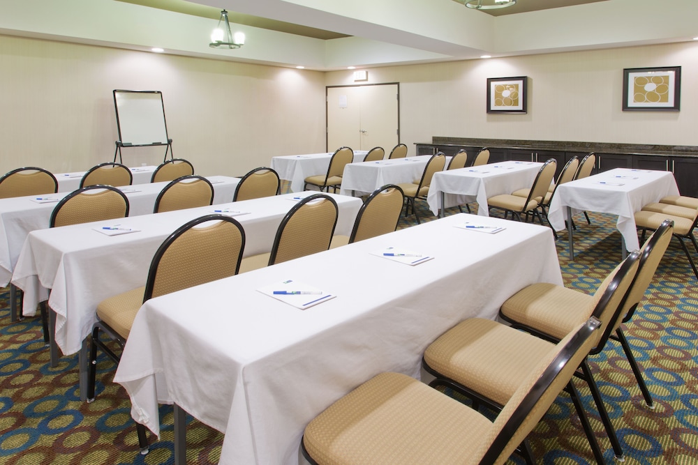 Holiday Inn Express Hotel And Suites Alvarado 47/50