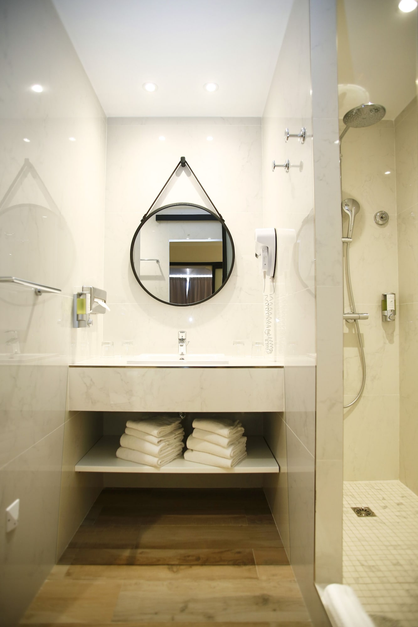 Panoramic, Quadruple, Queen and Twin Beds, Sea View, Balcony, Le Saint Erasme 5/5