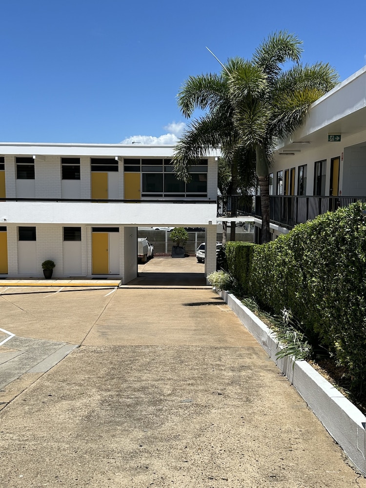 The Queens Hotel Motel Gladstone 42/48