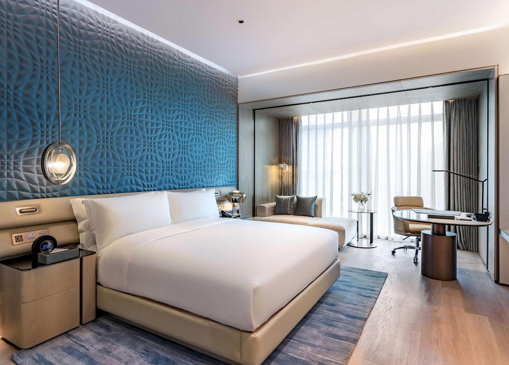 EXECUTIVE, KING BED