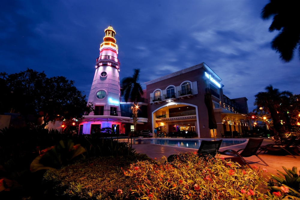 The Lighthouse Marina Resort 38/41
