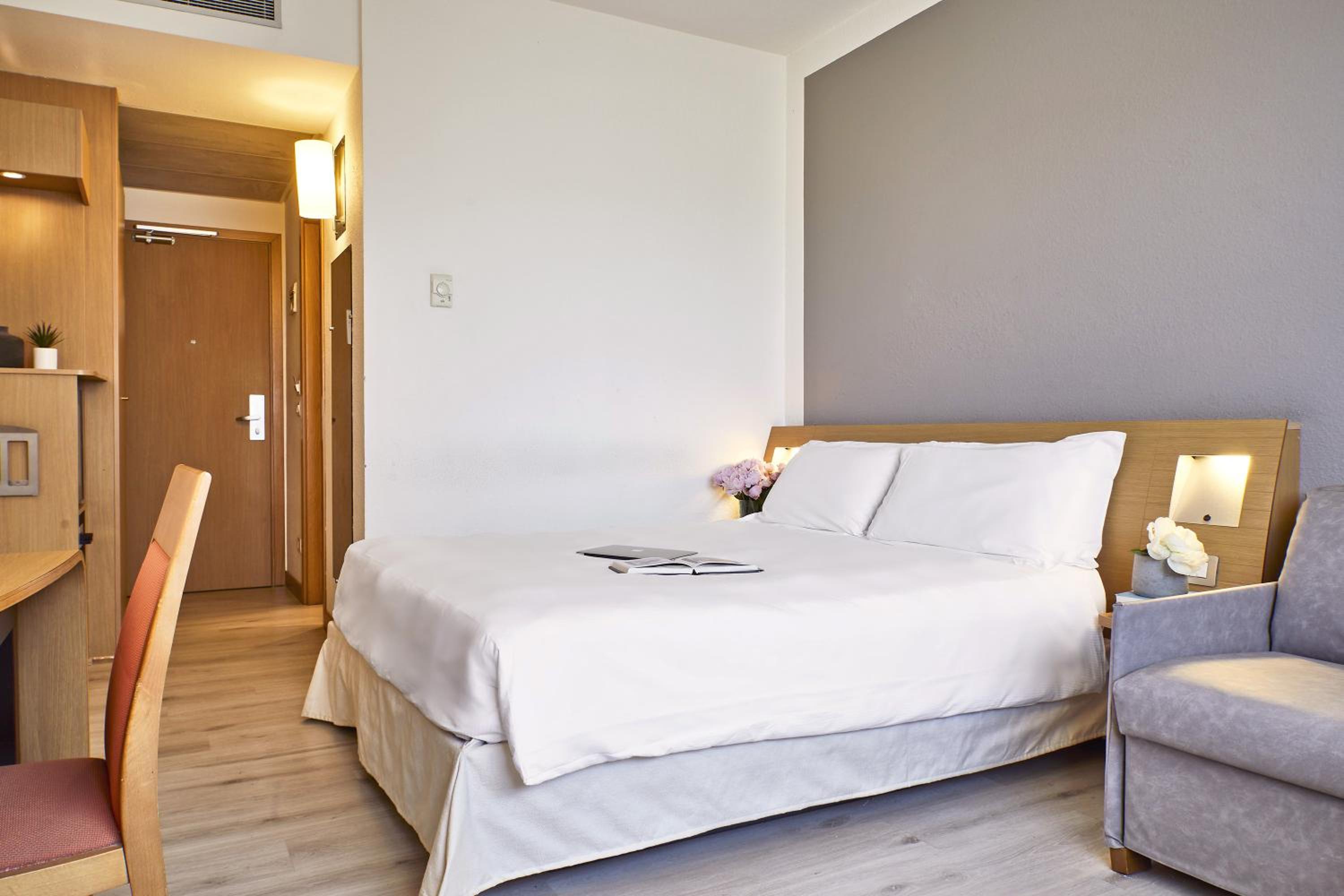 Superior, Queen Bed, Sofa