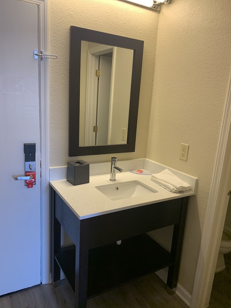 Econo Lodge Cherry Point 30/43