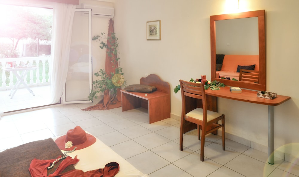 Belussi Beach Hotel & Suites 38/50