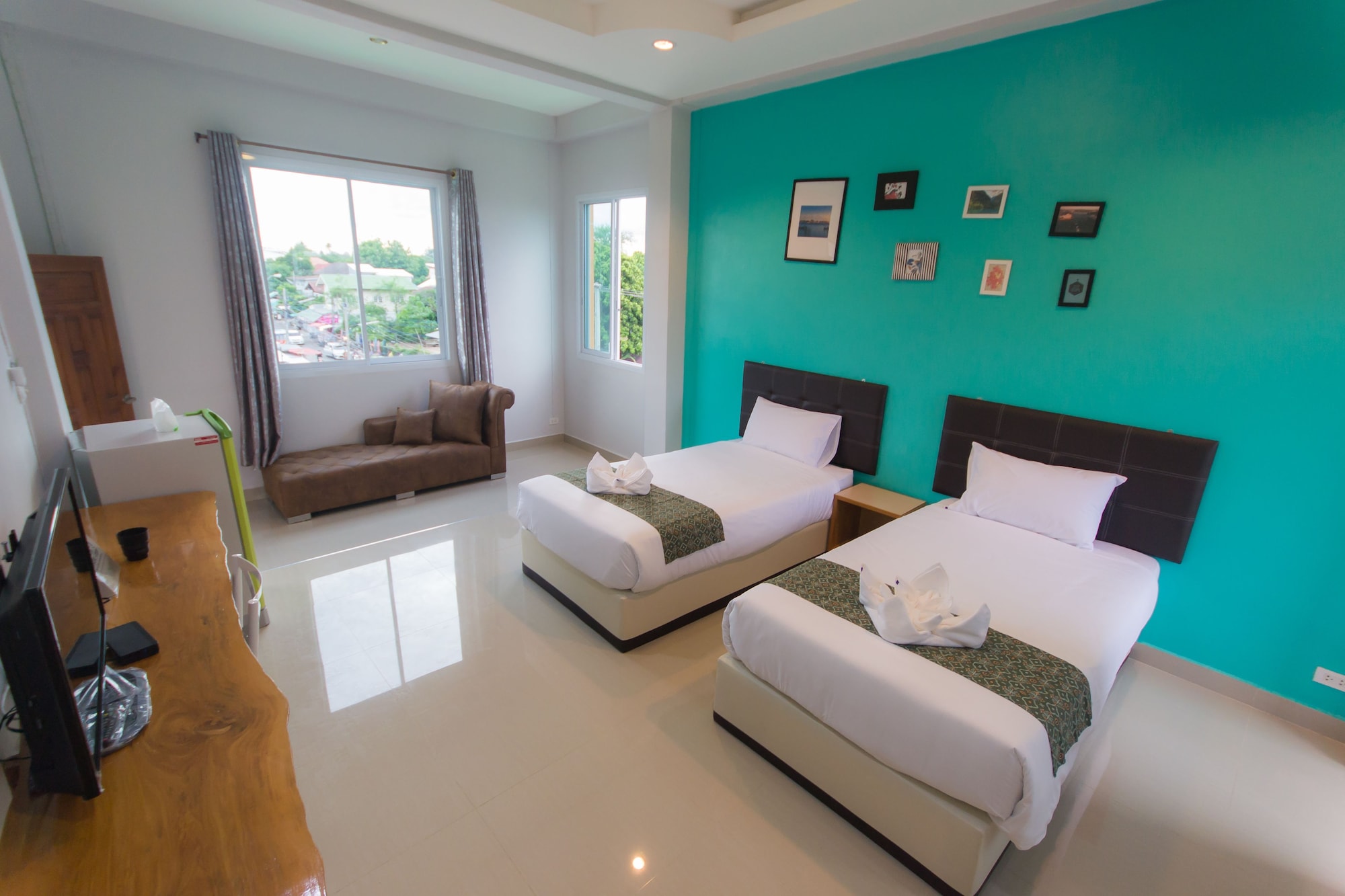 DELUXE, TWIN BEDS