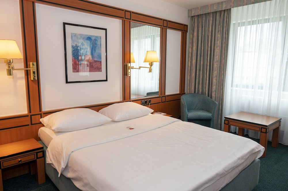 BUSINESS, QUEEN BED