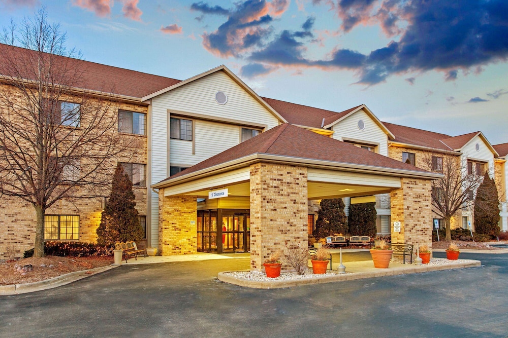 La Quinta Inn Suites By Wyndham Milwaukee Delafield 3/50