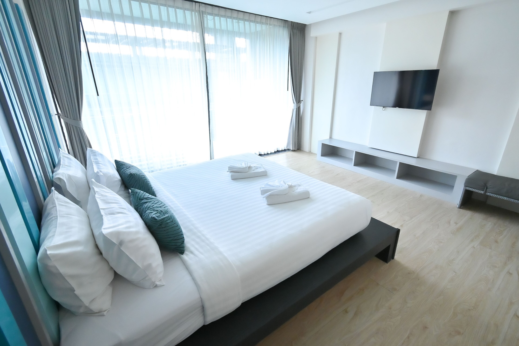 DELUXE, DOUBLE BED
