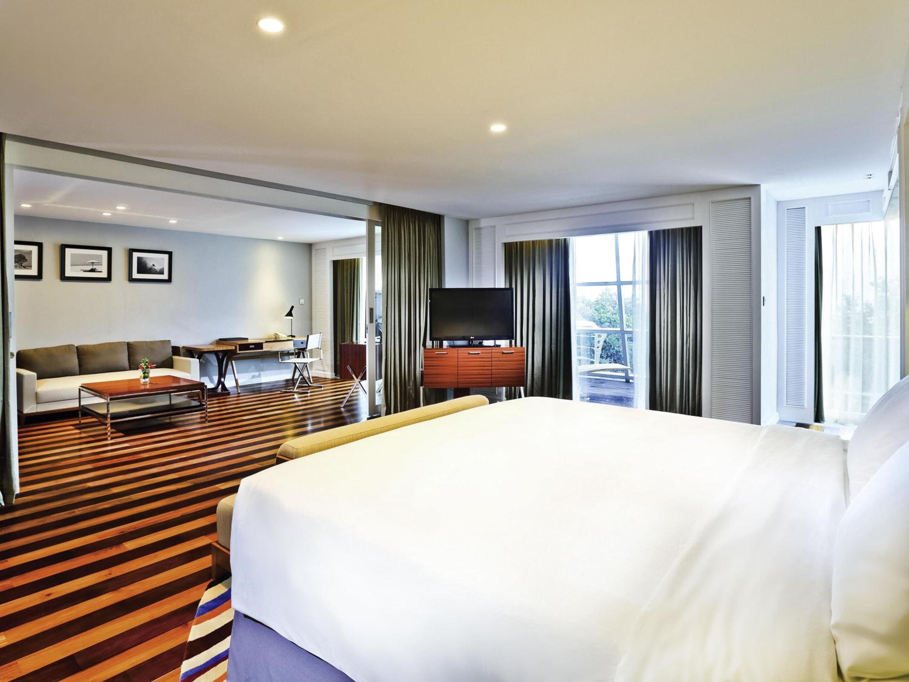 Heritage, Deluxe, Suite, King Bed, Living Area