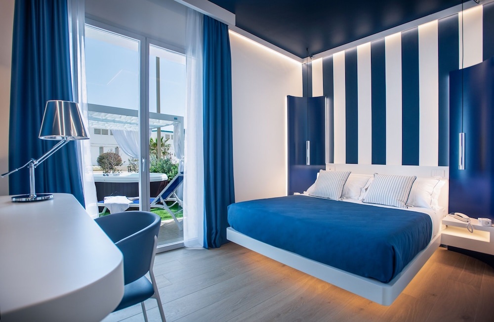 DELUXE, QUEEN BED, HOT TUB, GARDEN AREA