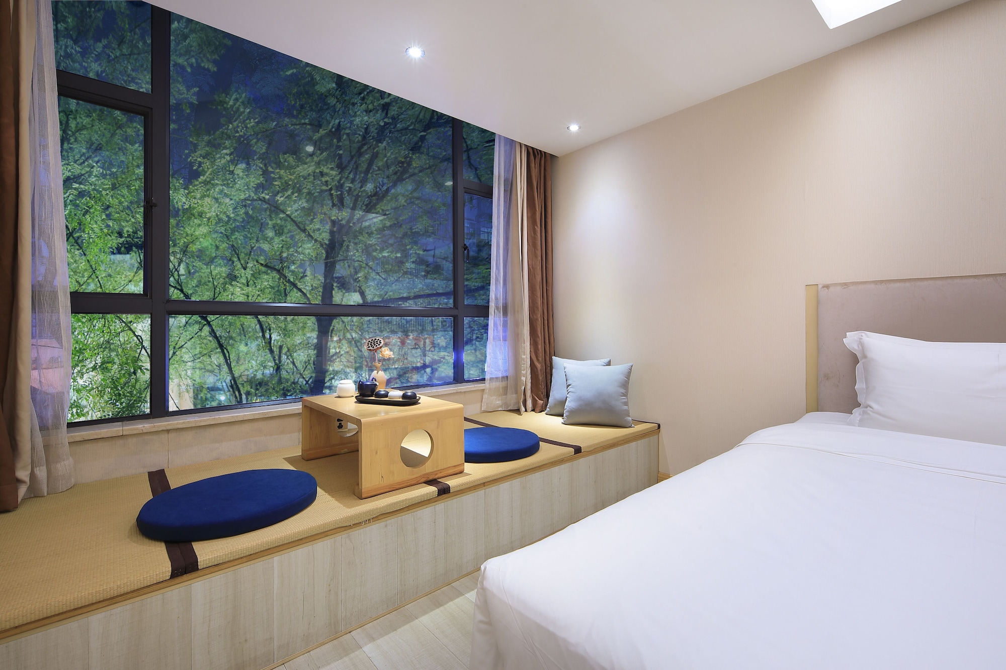 DELUXE, DOUBLE BED