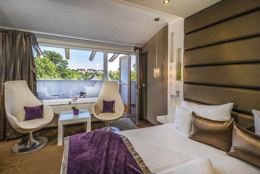 غرفة قياسية رباعية بسريرين منفصلين، Residence Balaton Conference Wellness Hotel 2/3