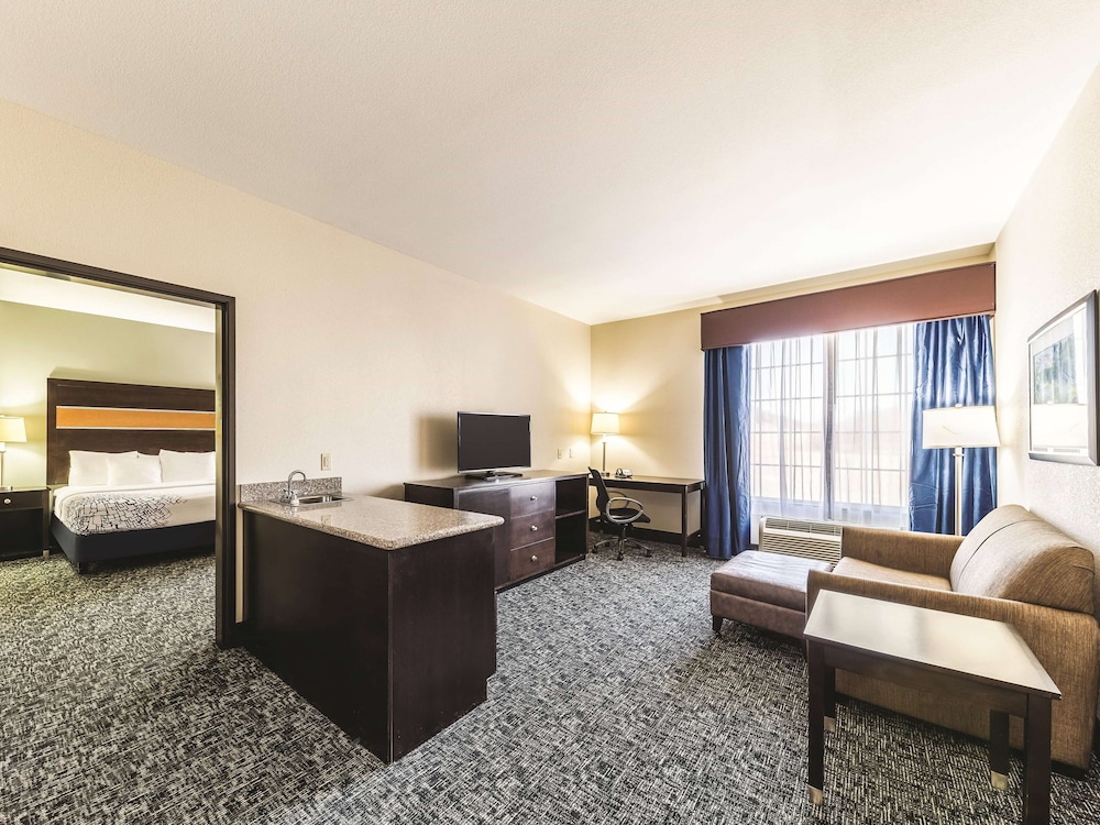 La Quinta Inn & Suites by Wyndham Tulsa - Catoosa Route 66 24/36