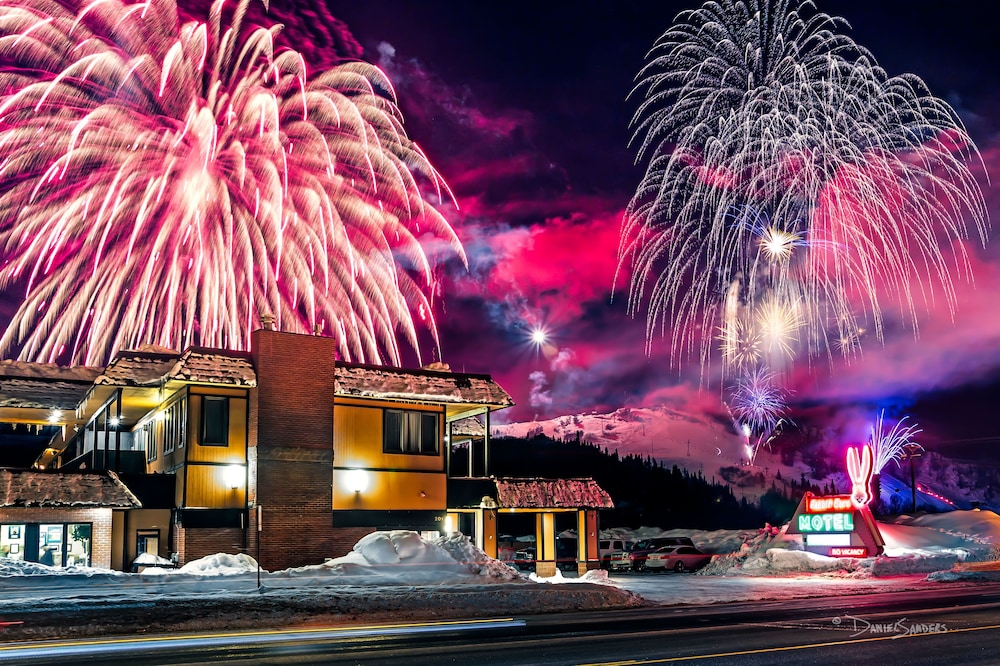 Rabbit Ears Motel 12/49
