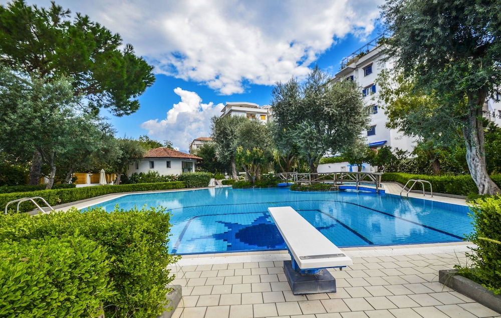 Sorrento Pool And Suites 27/29