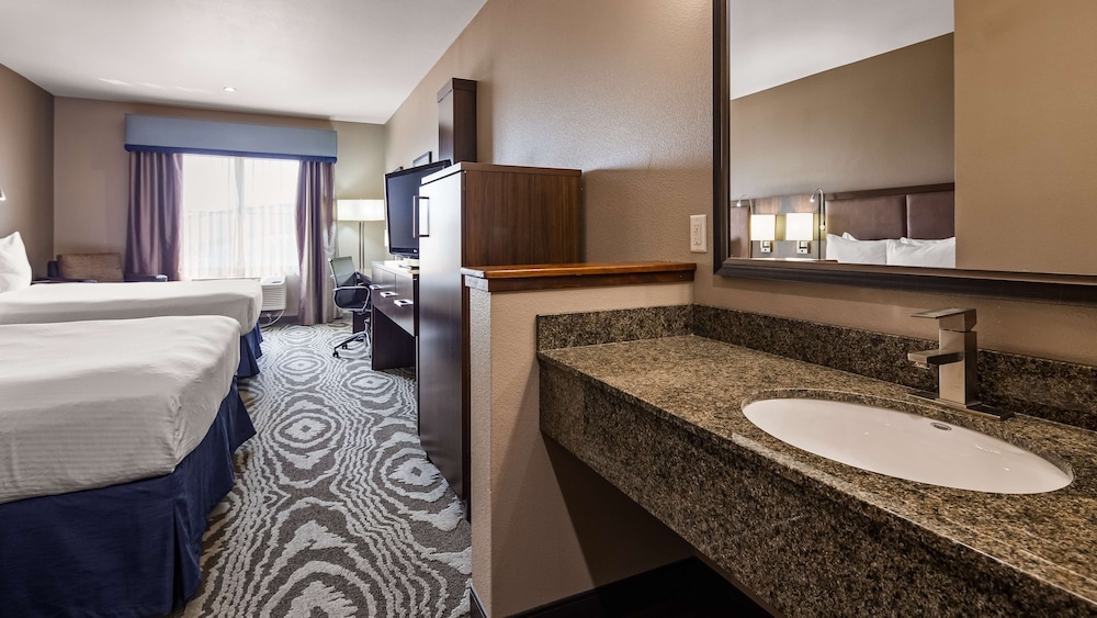 Best Western Plus Williston Hotel & Suites 23/50