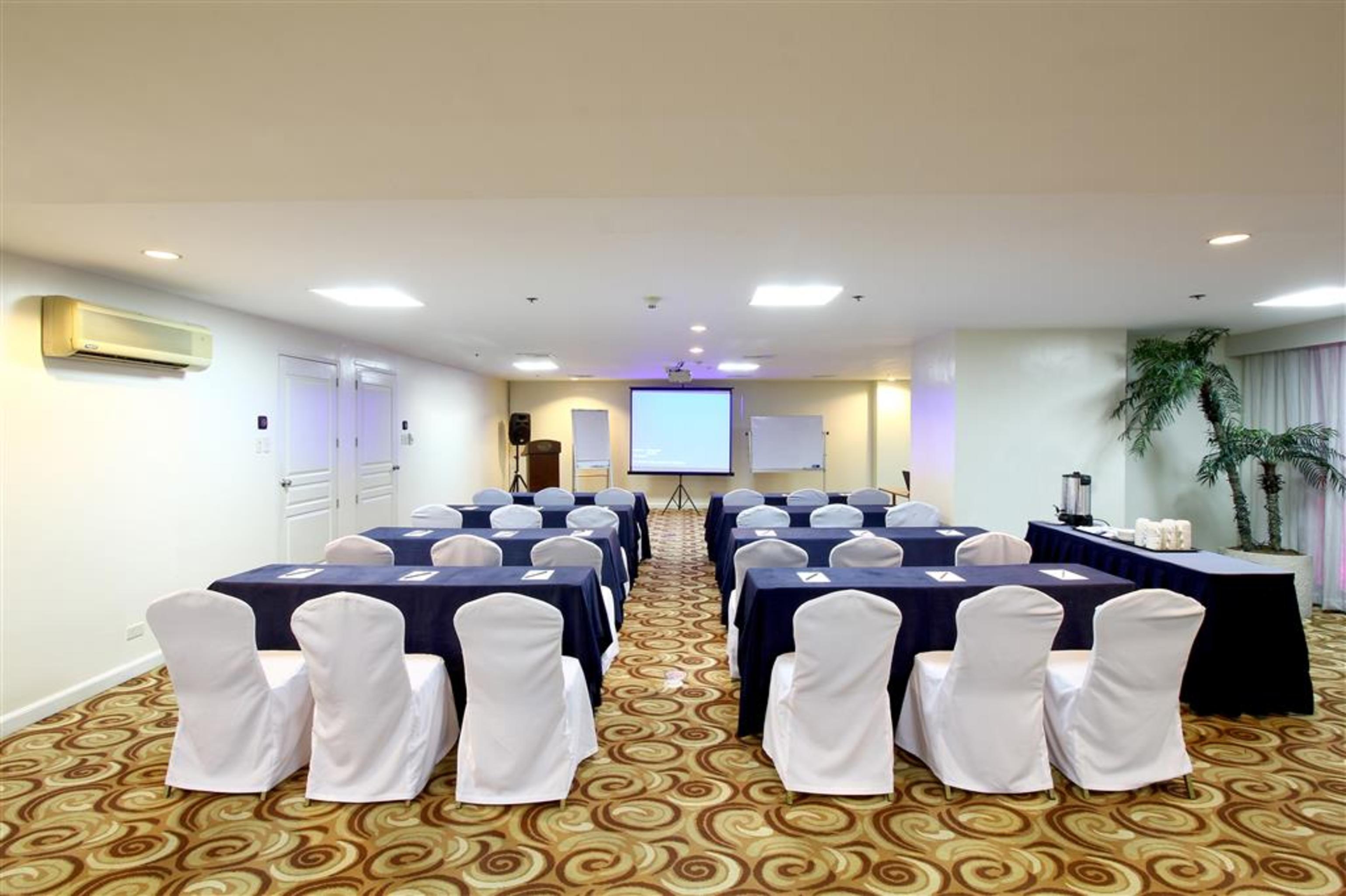 OXFORD SUITES MAKATI 39/41