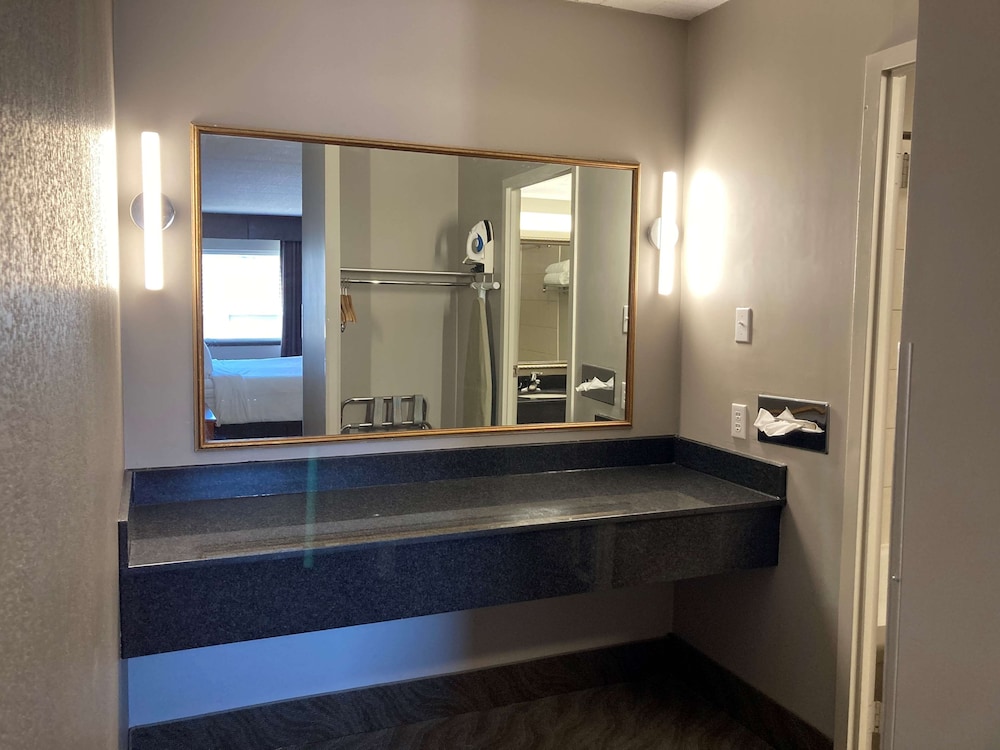 Best Western North Bay Hotel and Conference Centre 9/48