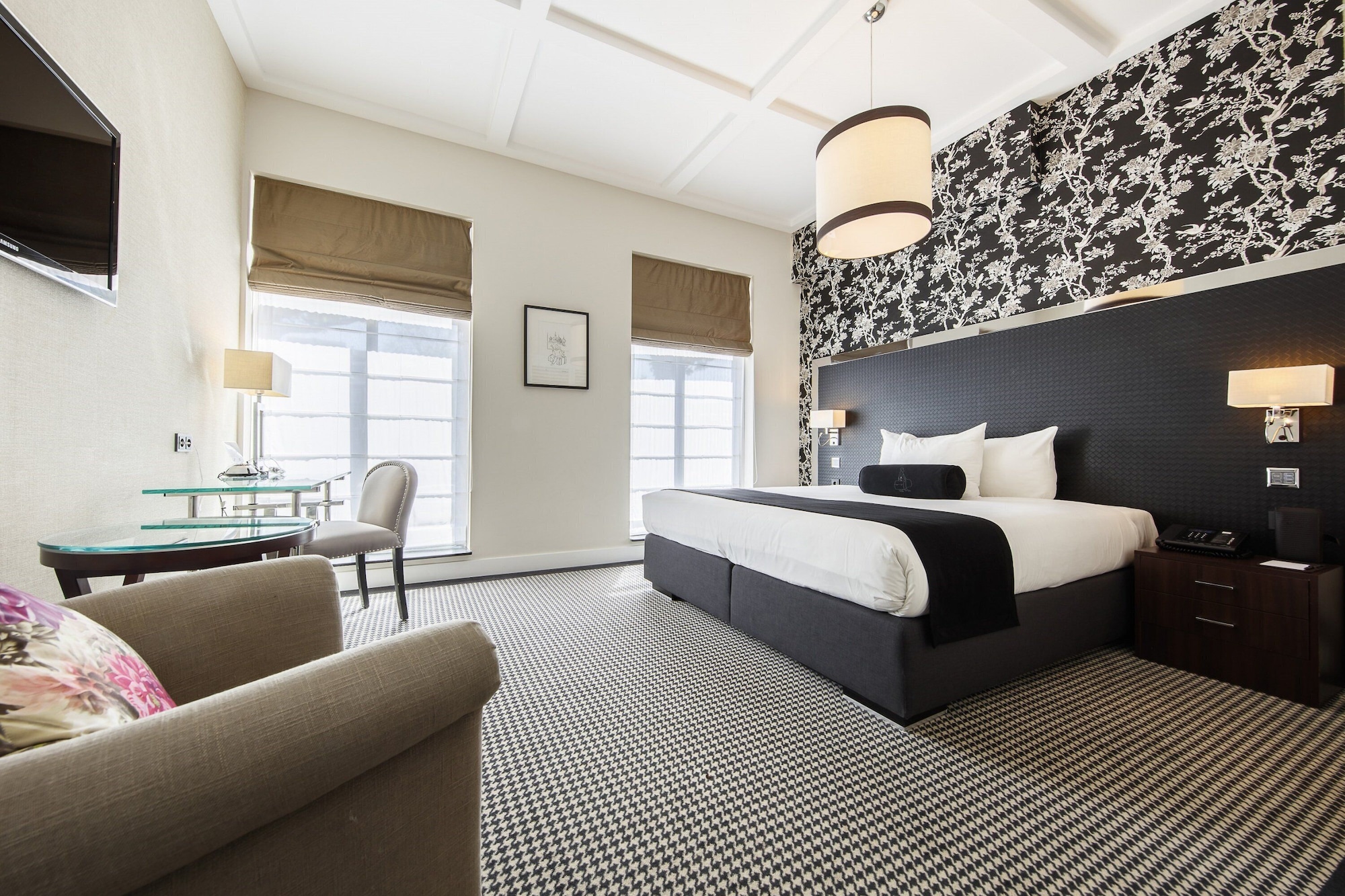 DELUXE, QUEEN BED, CANAL VIEW