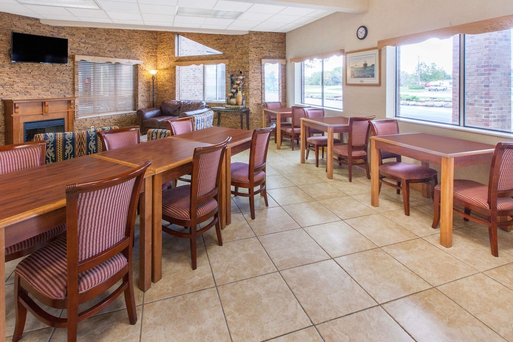 Days Inn Sault Ste Marie MI 18/23