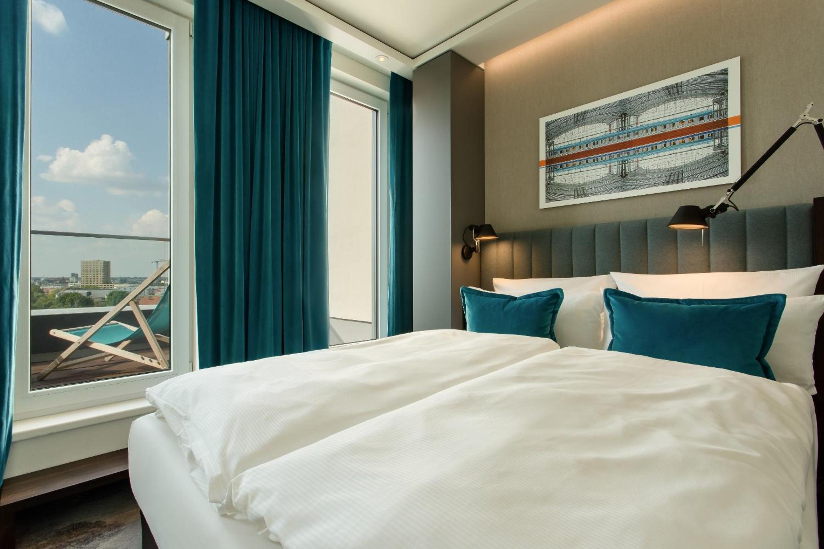 Superior, King Bed, Balcony, Hotel Motel One Berlin-Hauptbahnhof 6/9