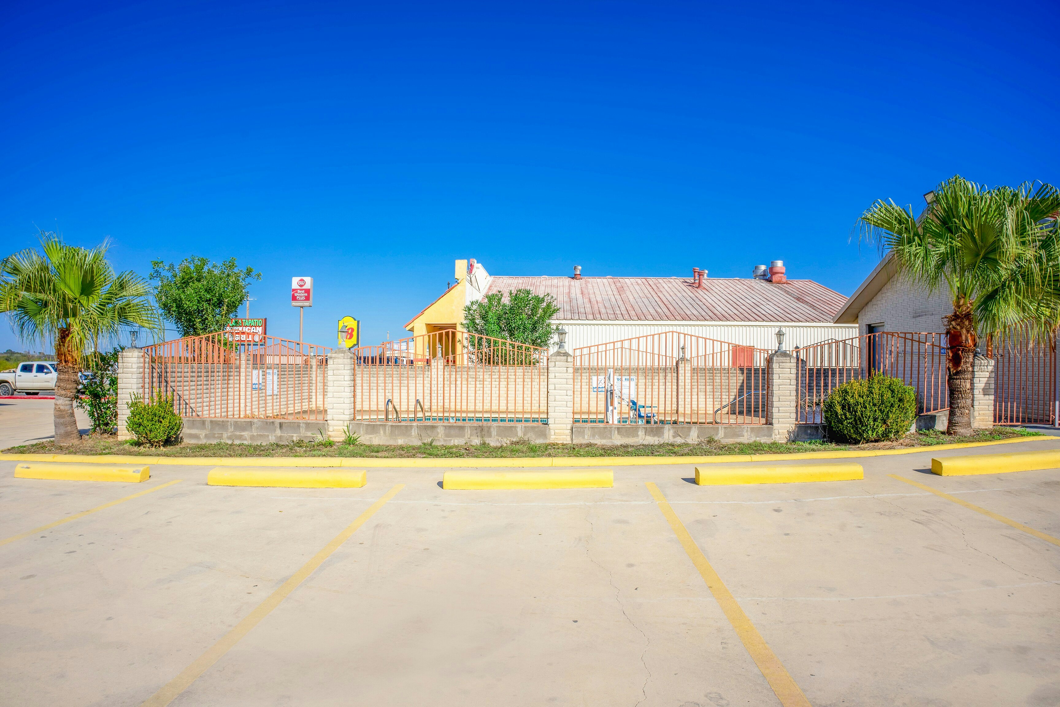 Pleasanton Executive Inn By OYO 25/42