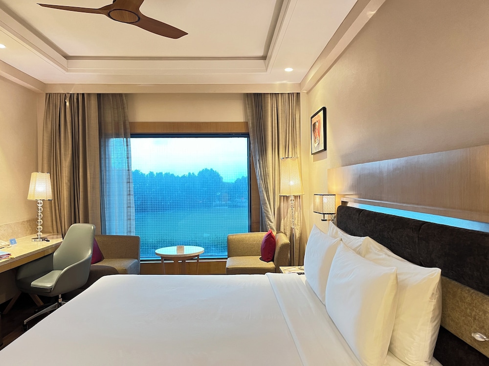 غرفة بزنس تنفيذية بسرير كينج، Radisson Resort & Spa Kandla 3/10