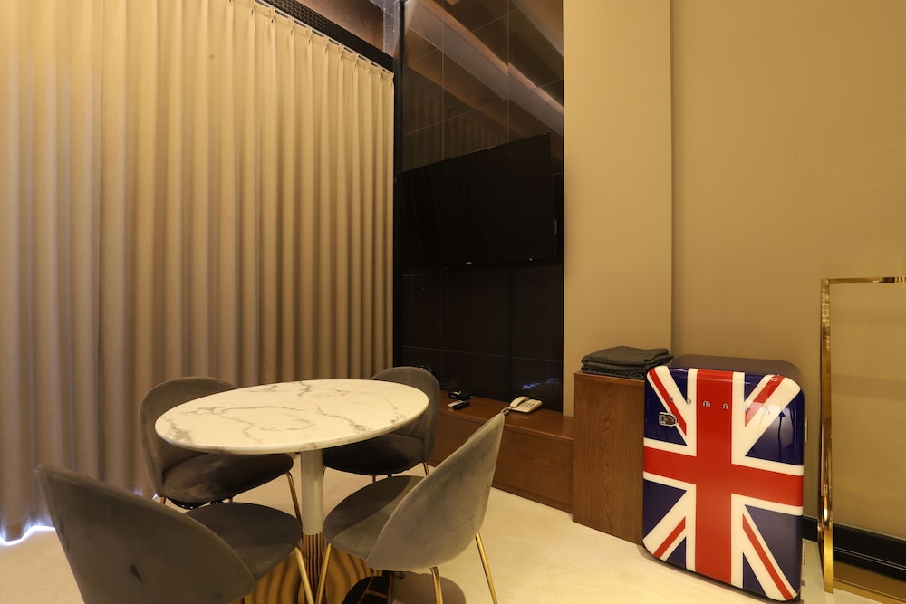 Piano Hotel 49/65