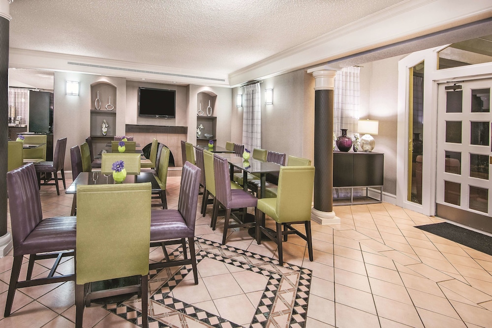 Super 8 by Wyndham The Woodlands North 27/40