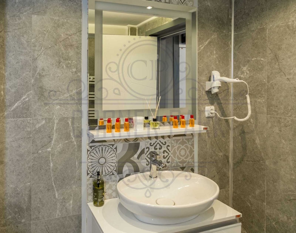 Corner Park Suites 48/50