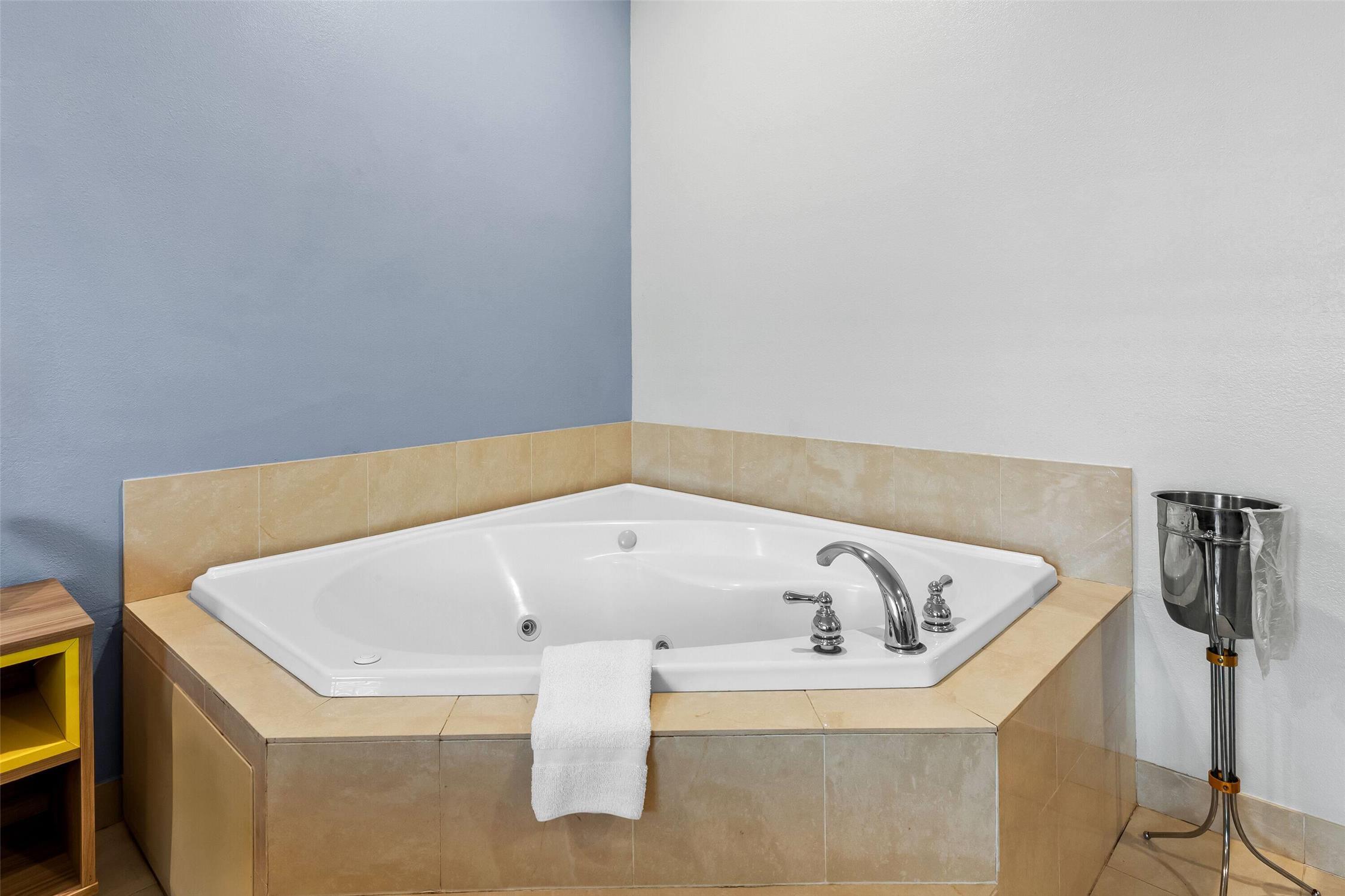 Days Inn & Suites by Wyndham Lakeland 83/85