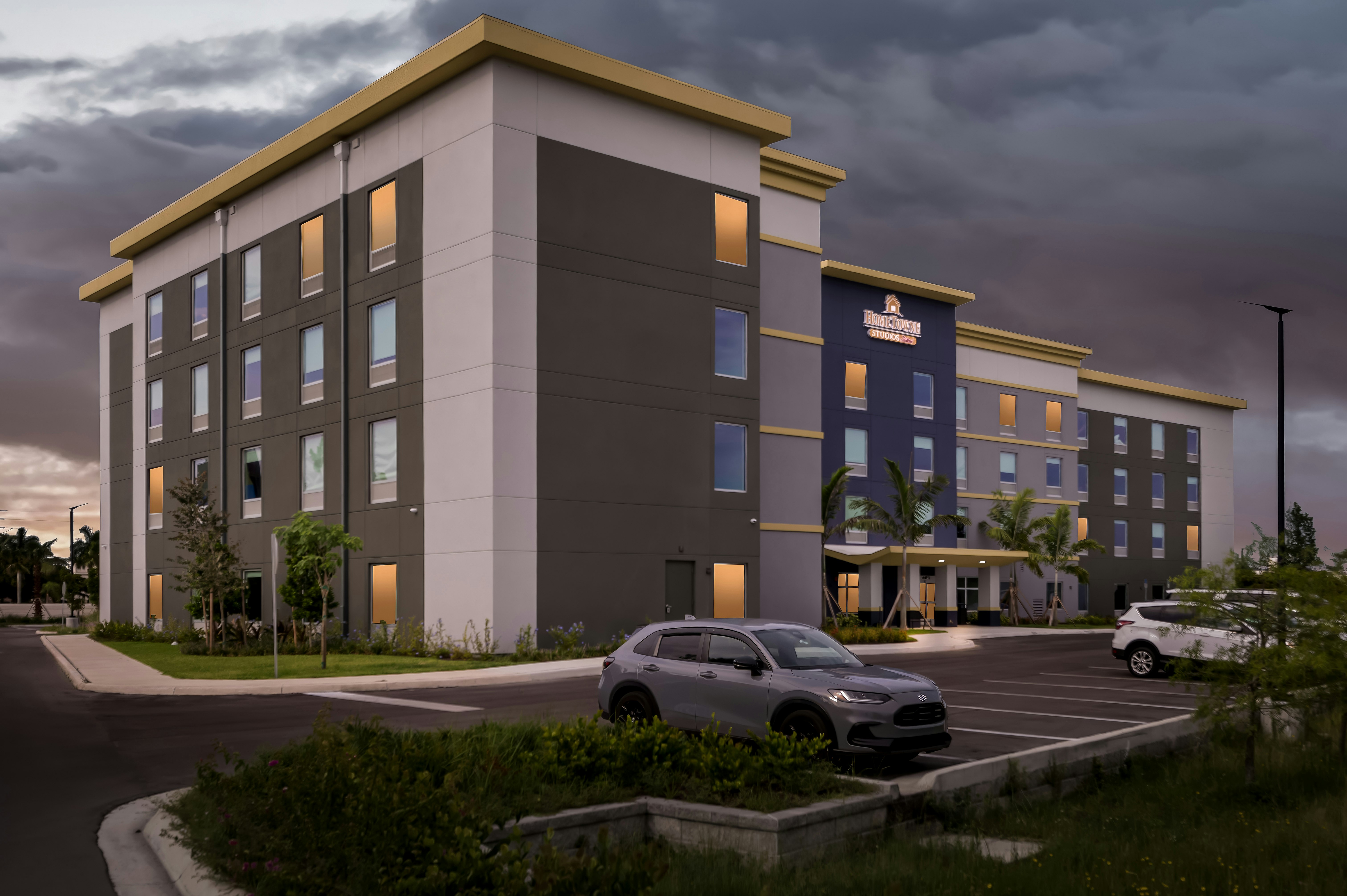 HomeTowne Studios by Red Roof Fort Myers 2/35
