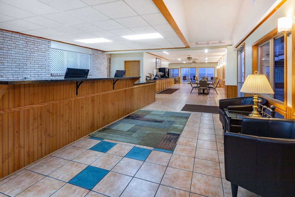 Days Inn Suites By Wyndham St Ignace Lakefront 12/50