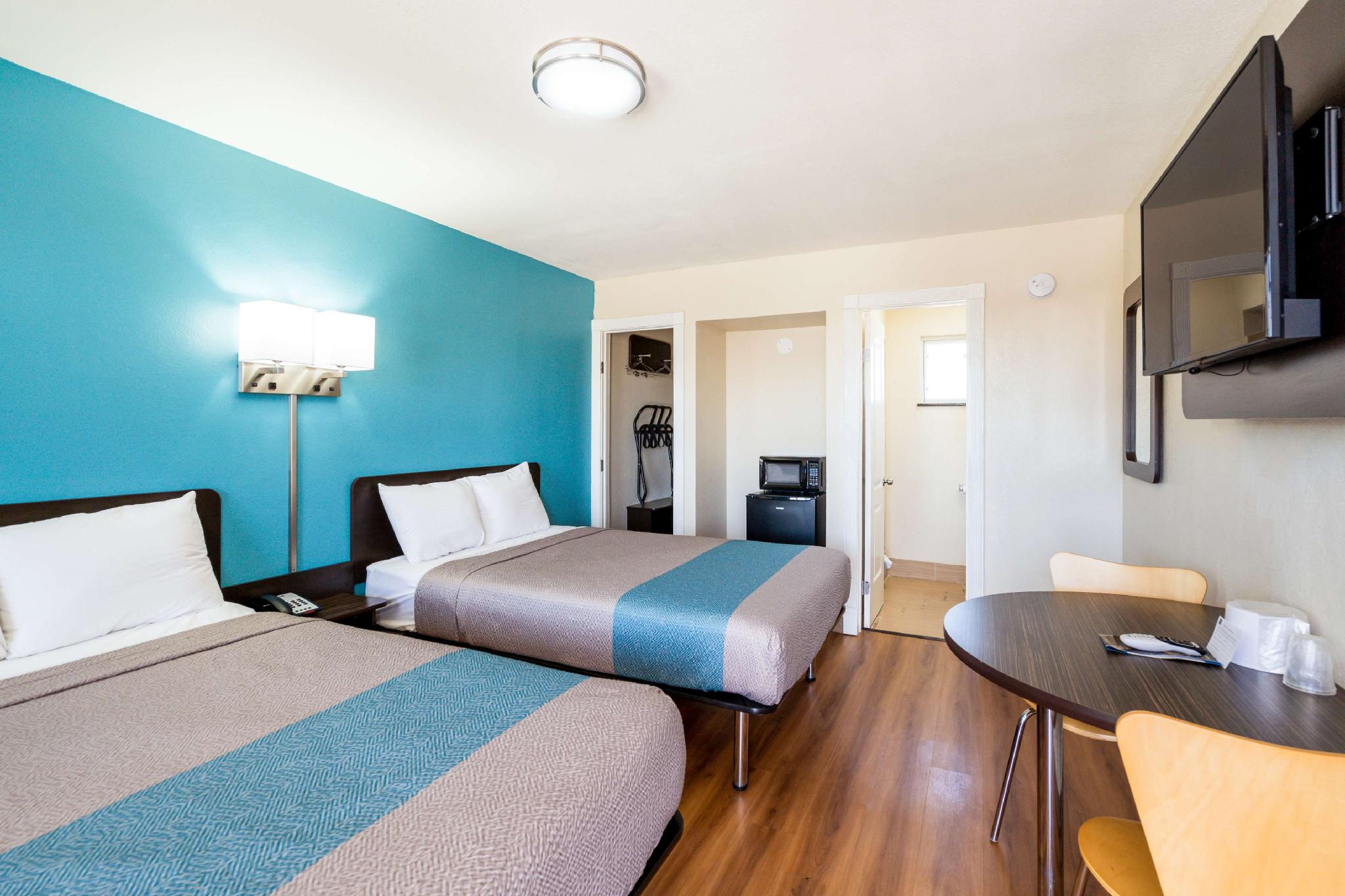 2 Full Beds - Non-Smoking, Micfridge