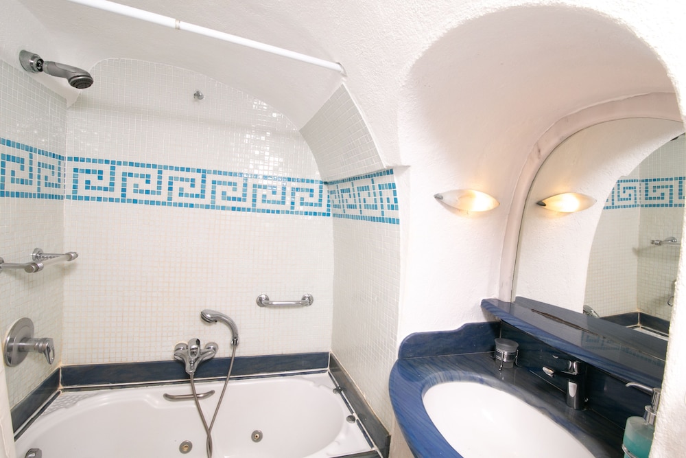 Cave, Elegant, Suite, Queen Bed, Caldera View, Sofa